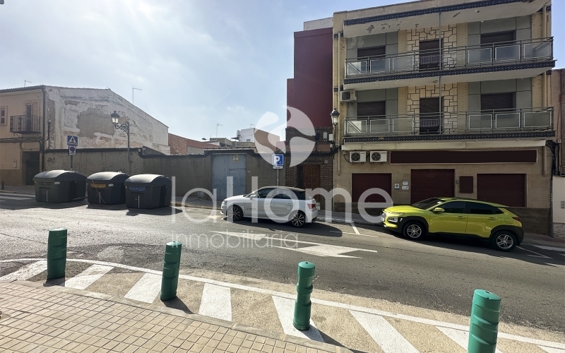 PLOT AND BUILDING FOR SALE IN PATERNA